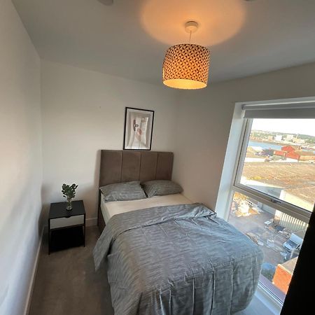 Deluxe Double Bed In Shared Apt Near Canary Wharf, City Airport & O2 Arena With Thames View Лондон Экстерьер фото