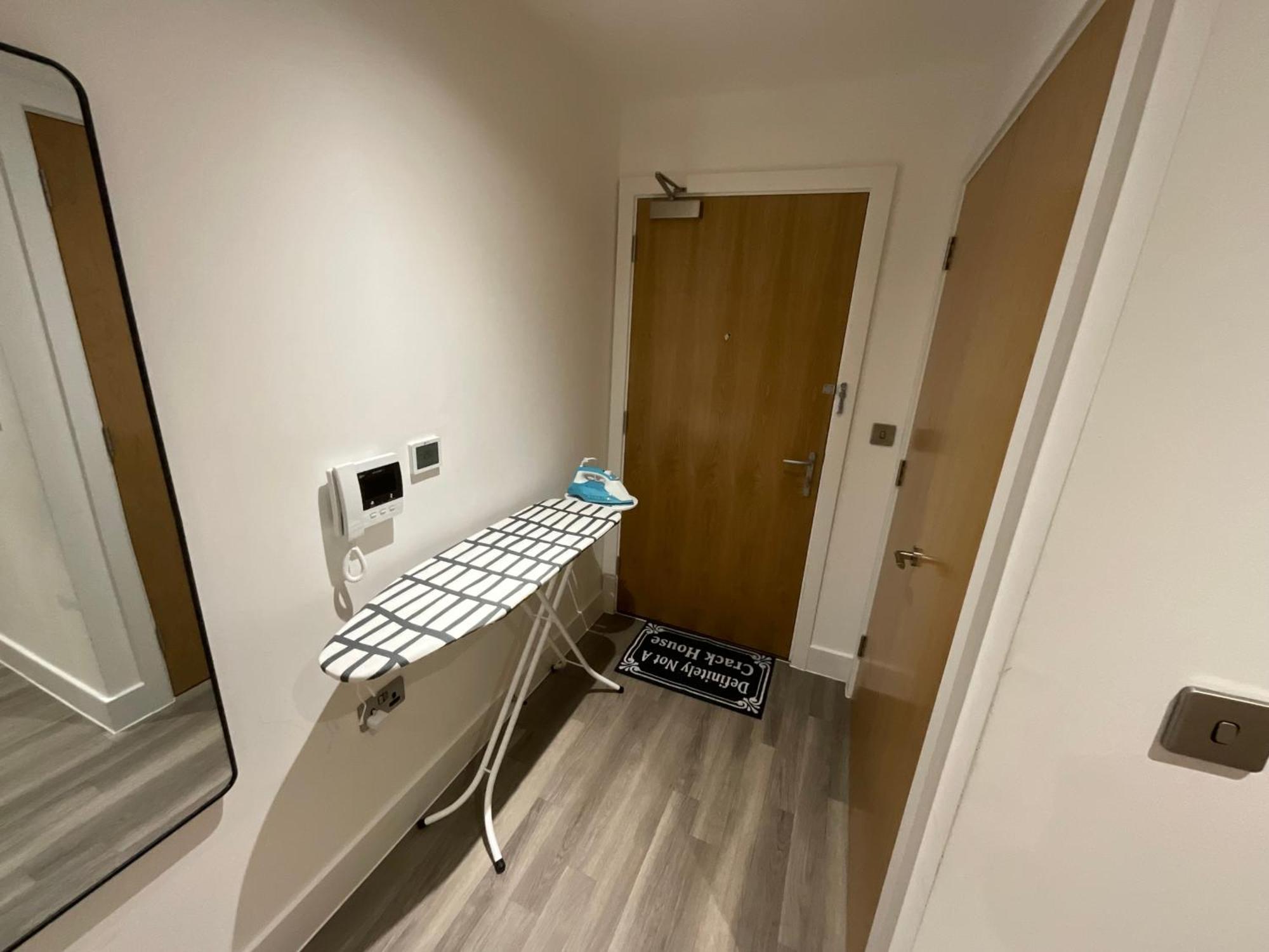 Deluxe Double Bed In Shared Apt Near Canary Wharf, City Airport & O2 Arena With Thames View Лондон Экстерьер фото