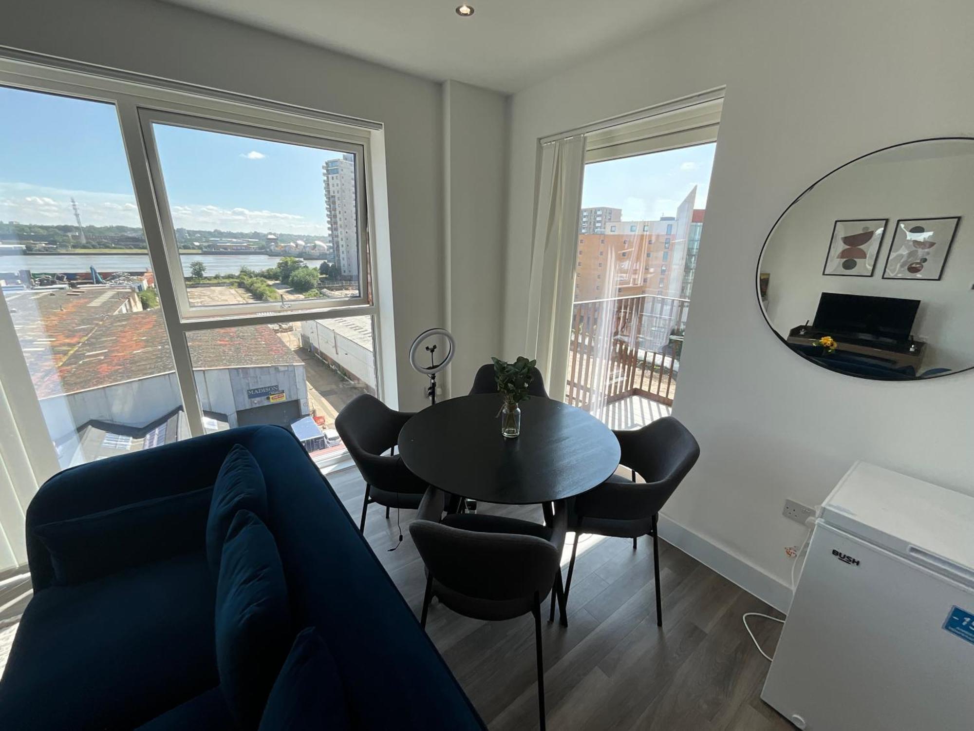 Deluxe Double Bed In Shared Apt Near Canary Wharf, City Airport & O2 Arena With Thames View Лондон Экстерьер фото