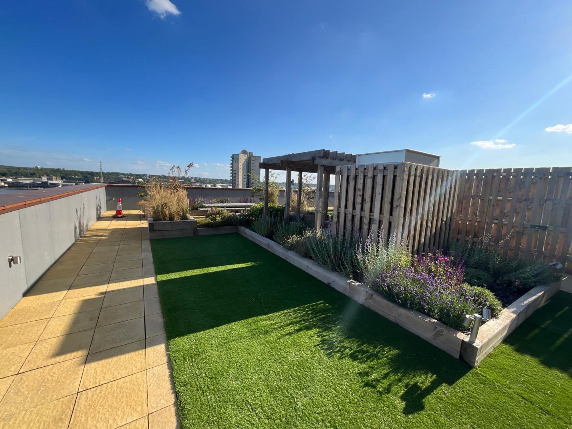 Deluxe Double Bed In Shared Apt Near Canary Wharf, City Airport & O2 Arena With Thames View Лондон Экстерьер фото