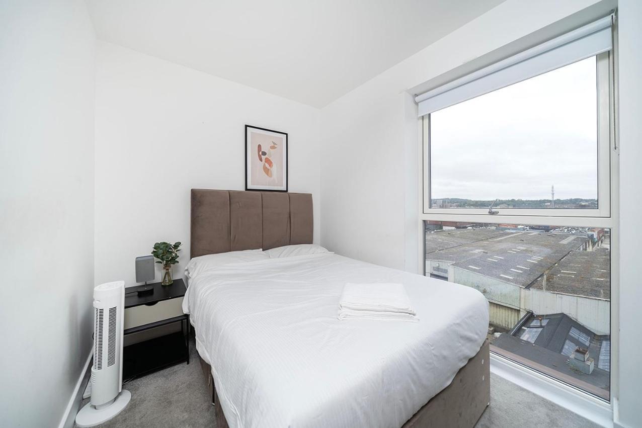 Deluxe Double Bed In Shared Apt Near Canary Wharf, City Airport & O2 Arena With Thames View Лондон Экстерьер фото