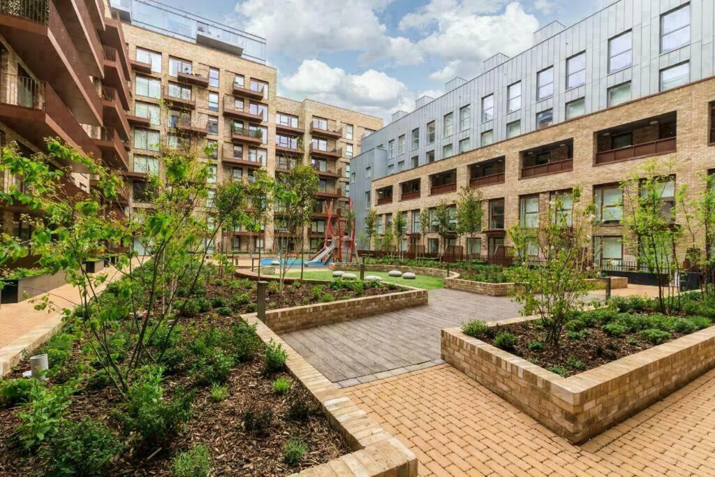 Deluxe Double Bed In Shared Apt Near Canary Wharf, City Airport & O2 Arena With Thames View Лондон Экстерьер фото