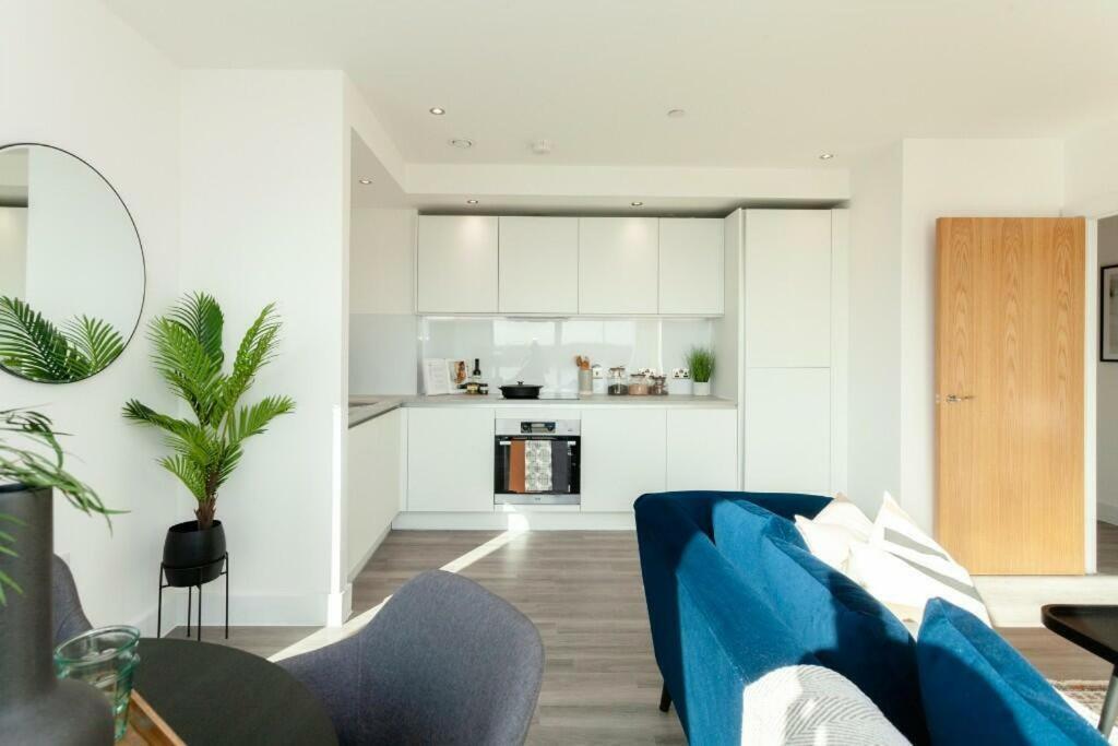 Deluxe Double Bed In Shared Apt Near Canary Wharf, City Airport & O2 Arena With Thames View Лондон Экстерьер фото