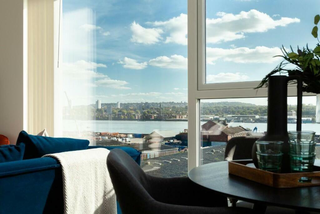 Deluxe Double Bed In Shared Apt Near Canary Wharf, City Airport & O2 Arena With Thames View Лондон Экстерьер фото