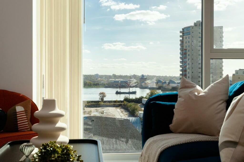 Deluxe Double Bed In Shared Apt Near Canary Wharf, City Airport & O2 Arena With Thames View Лондон Экстерьер фото