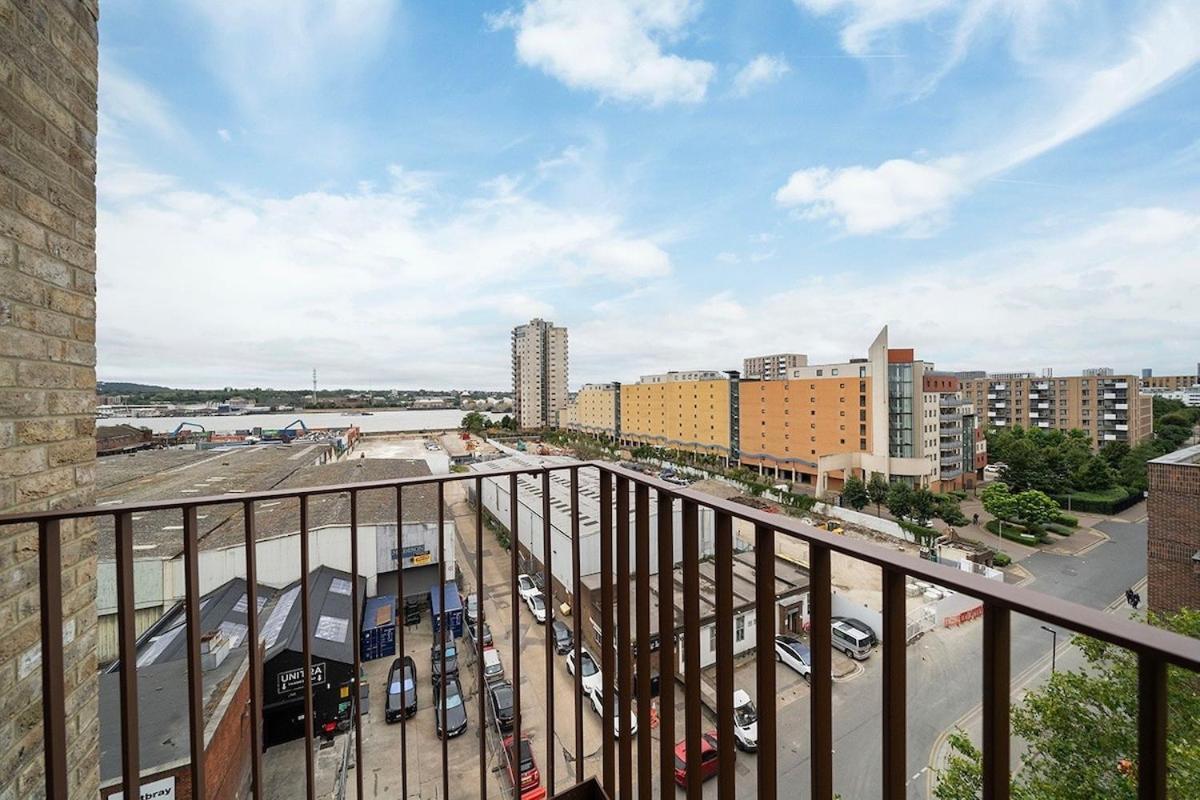 Deluxe Double Bed In Shared Apt Near Canary Wharf, City Airport & O2 Arena With Thames View Лондон Экстерьер фото