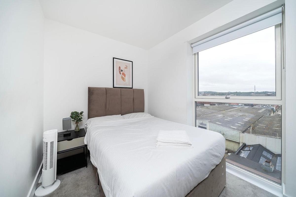 Deluxe Double Bed In Shared Apt Near Canary Wharf, City Airport & O2 Arena With Thames View Лондон Экстерьер фото
