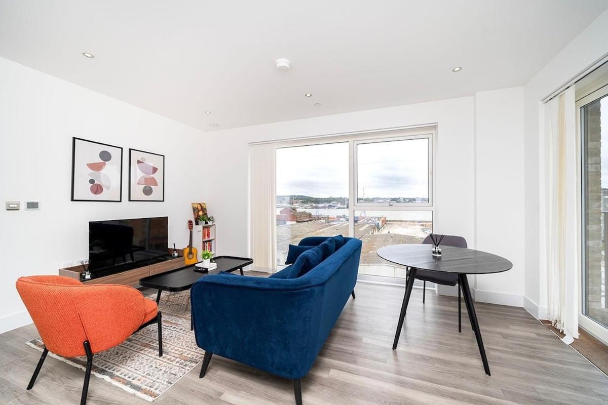 Deluxe Double Bed In Shared Apt Near Canary Wharf, City Airport & O2 Arena With Thames View Лондон Экстерьер фото